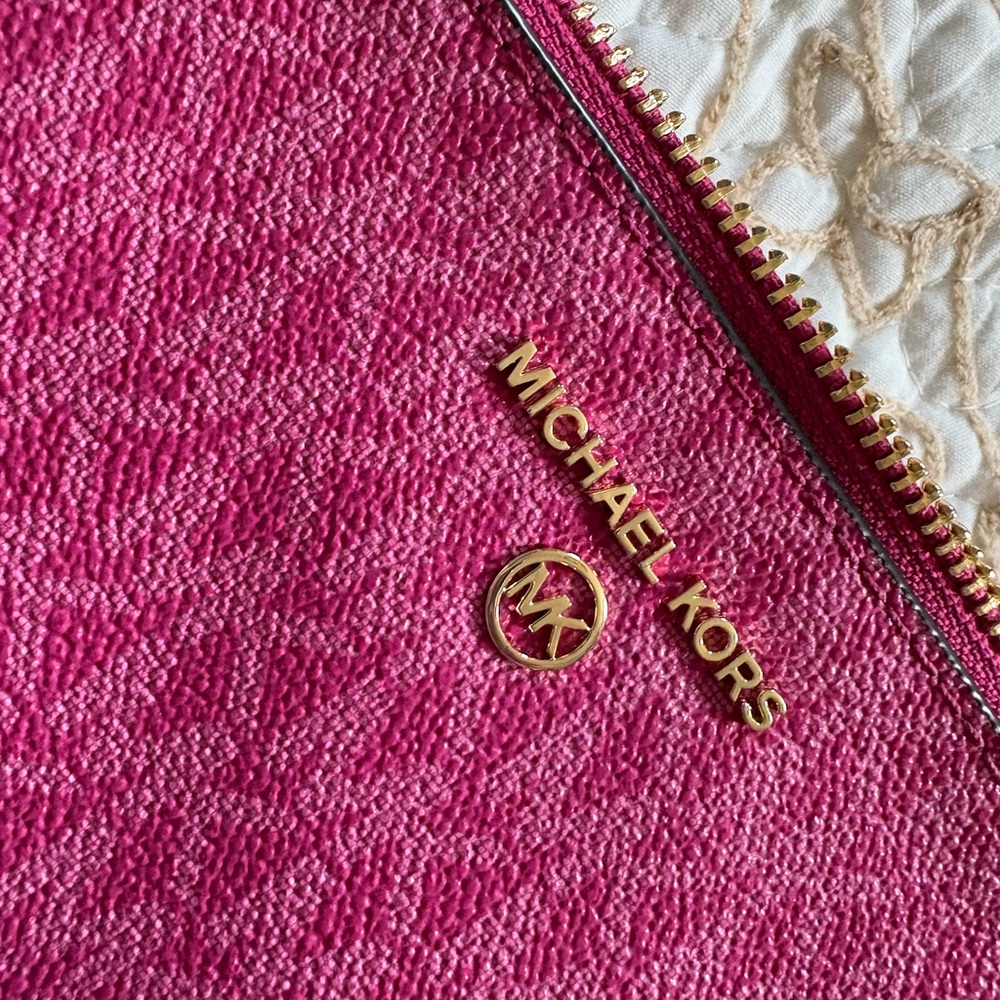 Michael Kors Pink Women's Bag/Wristlet. Jet set.